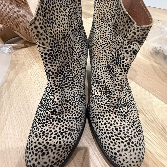 Stylish Leopard Print Ankle Booties - Picture 1 of 3